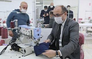 Üretime başlayacak tekstil atölyesindeki ilk ürünü...