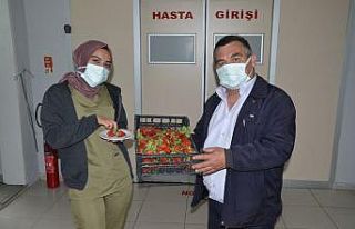 Ürettiği çileklerin ilk mahsulünü sağlıkçılara...