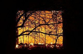 Uşak’ta çıkan yangında 2 ev ve 1 ahır kül...