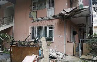 Üsküdar’da 5 katlı binada evin balkonu çöktü