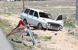 Uyarı levhasına çarparak takla atan otomobildeki...