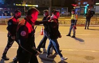 Uyuşturucudan aranan kurye denetimde yakalandı