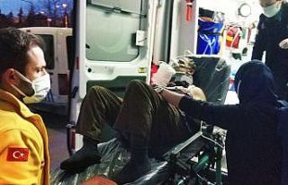 Üzerine kestiği ağaç düşen şahıs hastanelik...