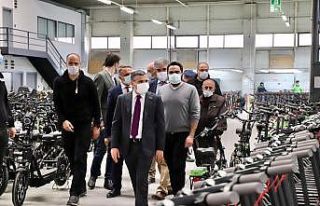 Vali Atay, elektrikli araçları inceledi