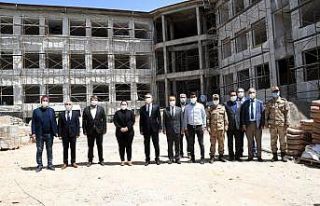 Vali Çuhadar, Besni’de okul inşaatlarını inceledi