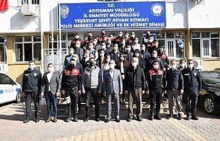 Vali Çuhadar görev başındaki polislerle bir araya...
