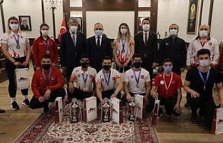 Vali Erkaya Yırık, derecelerle dönen sporcuları...