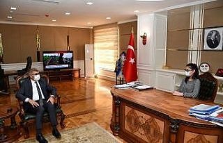 Vali Gürel koltuğunu öğrencilere bıraktı