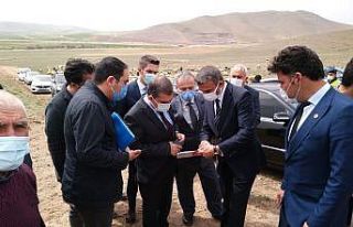 Vali Işık, Ağızboğaz köyünde incelemelerde...