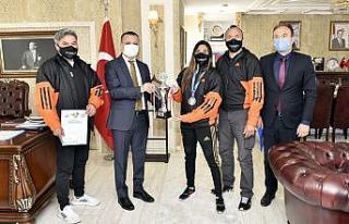 Vali Taşbilek şampiyon kickboksçu Azizoğlu’nu...