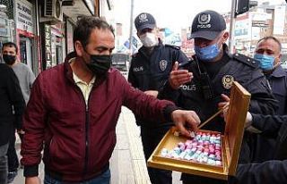 Van polisi vatandaşlara çikolata ikram etti