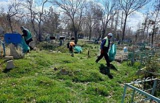 Van’daki mezarlıklarda bahar temizliği