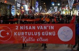 Van’ın kurtuluş yıl dönümünde fener alayı...