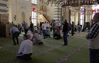 Vatandaşlar cuma namazını camide kıldı