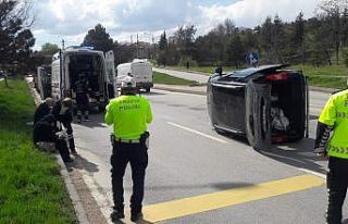 Virajı alamadı, karşı şeride geçerek yan yattı