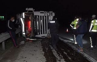Virajı alamayan tır devrildi: 1 yaralı