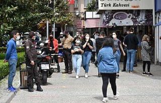 Virüsü unutup sokağa akın ettiler