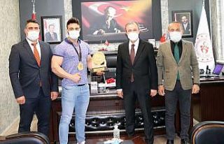 Vücut geliştirme şampiyonu hedef büyüttü