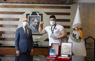 Vücut geliştirme şampiyonu olarak evine döndü