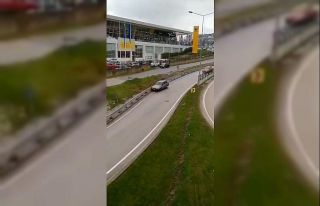 Yağ dökülen yolda otomobiller birbirine böyle...