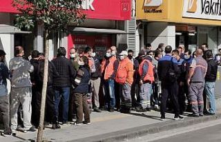 Yalova’da bankalar önünde kuyruklar uzadı...
