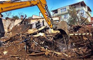 Yanan bina belediye ekipleri tarafından gece saatlerinde...