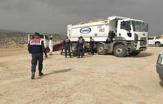 Yanaştırmak istediği kamyonun altında can verdi