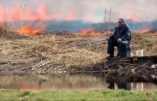 Yangına rağmen balık tutmaya devam etti