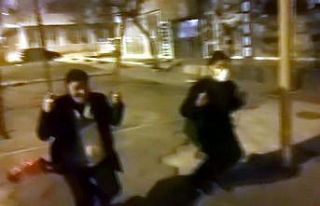 Yaşlı amcaların çocuk parkındaki salıncak keyfi...