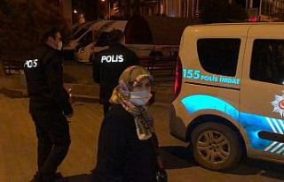 Yaşlı kadını polisler evine bıraktı