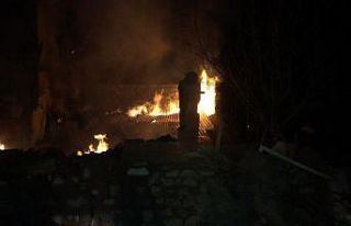 Yeniden alevle samanlık yangınında ev ve ahır...