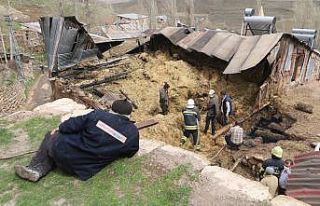 Yere uzanıp film seyreder gibi yangını izledi