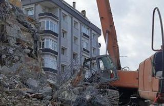 Yıkımda kepçenin üzerine beton blok düştü:...