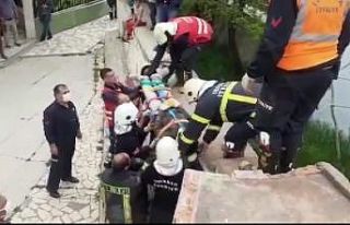 Yıkmaya çalıştığı duvarın altında kalan işçi...