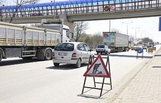 Yol çalışması kilometrelerce araç kuyruğuna...