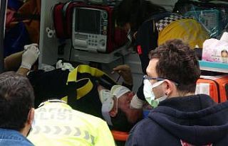 Yol kenarında beklerken halk otobüsünün aynası...