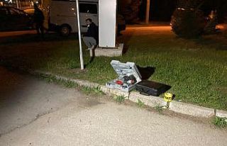 Yol kenarında işçilerin bulduğu çantadan silah...