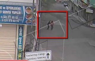 Yolda yürüyen kadının telefonunu gasp eden şahıs...