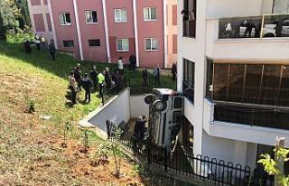 Yoldan çıkan araç apartman boşluğuna düştü