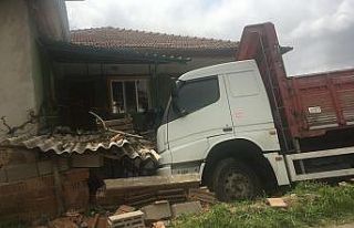 Yoldan çıkan kamyon eve çarptı