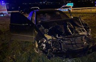 Yoldan çıkan otomobil bariyerleri yerinden söküp...