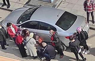Yolun karşı tarafına geçen kadına otomobil çarptı
