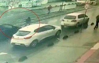 Yolun karşısına geçmeye çalışan çocuğa otomobil...