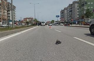 Yolun karşısına geçmeye çalışan şahsa minibüs...