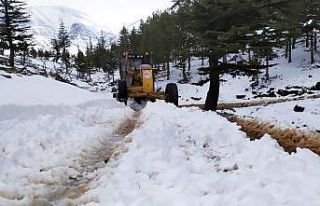 Yörüklerin kullandığı yollar kardan temizlendi