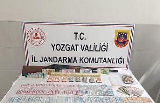 Yozgat’ta bağ evinde kumar oynayan 10 kişiye para...