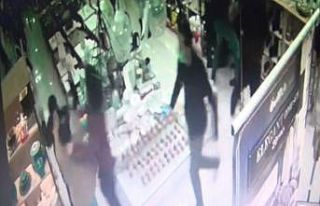 Yumrukların havada uçuştuğu sopalı kavga kamerada