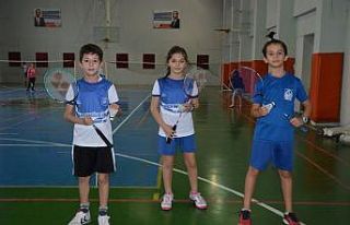 Yunusemre Belediyespor geleceğin badmintoncularını...