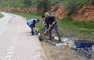 Yürüyüş yolunda bozulan kaldırım taşları yenileniyor