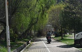 Yürüyüş yolunda motosikletler tehlike saçıyor